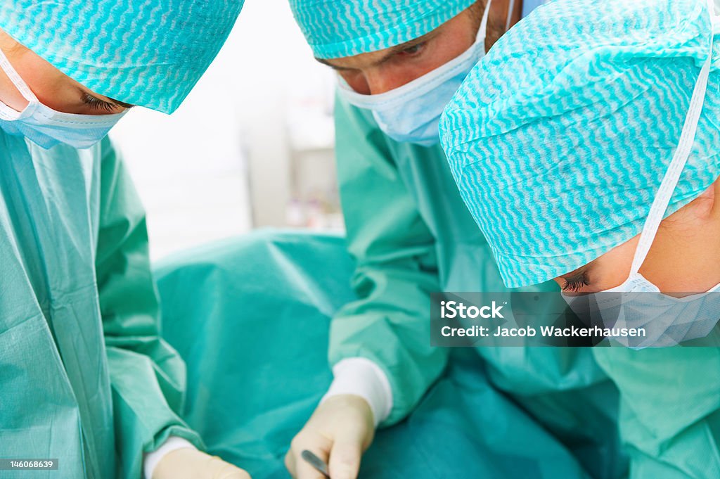 Group of surgeons проведение операции в больнице - Стоковые фото Врач роялти-фри