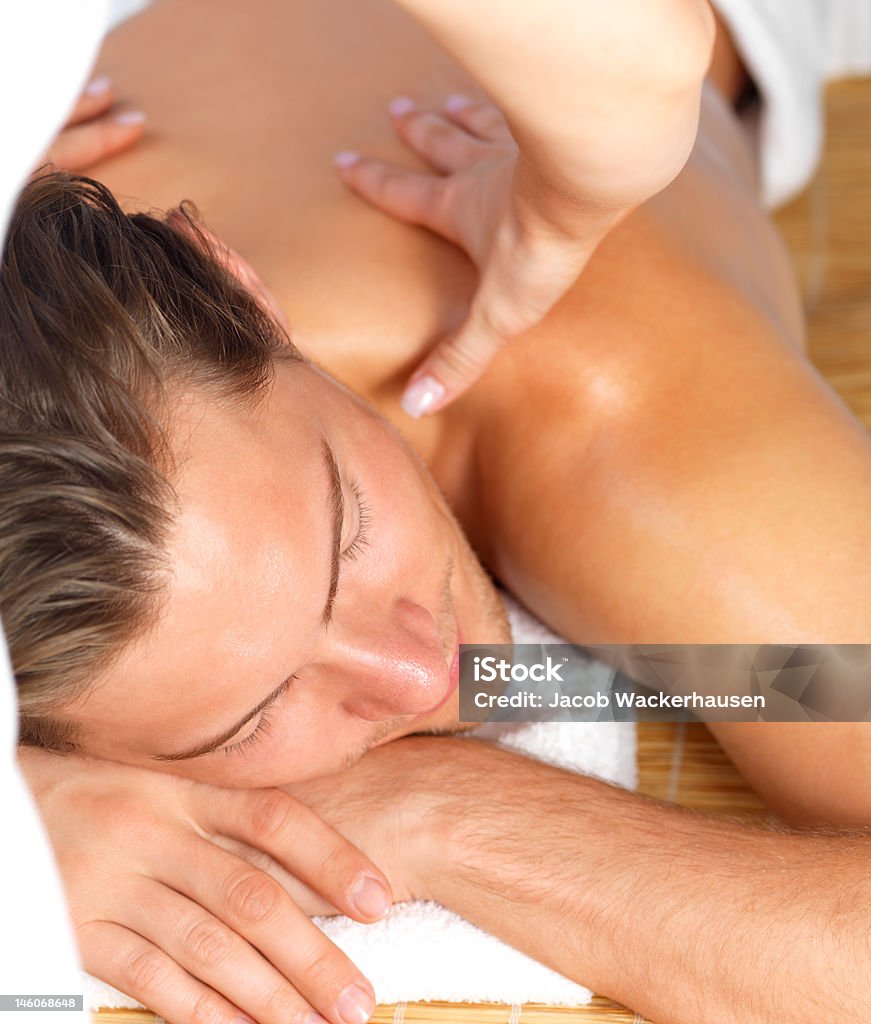 Close-up de um jovem no spa com Massagem nas costas - Royalty-free 20-24 Anos Foto de stock