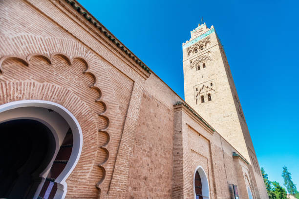 minarete da mesquita de koutoubia em marraquexe, marrocos. - jema el fna - fotografias e filmes do acervo