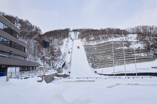 le stade de saut à ski okurayama dans la ville de sapporo - ski jumping hill photos et images de collection