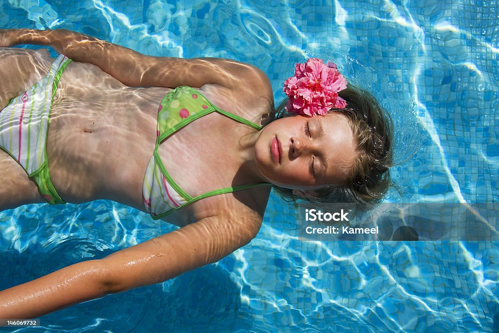 Mujer joven flotante en la piscina - Foto de stock de Adolescente libre de derechos