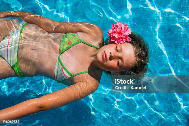Mujer Joven Flotante En La Piscina Foto de stock y más banco de imágenes de Adolescente - Adolescente, Adulto, Agua