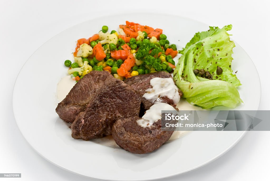 Bistecca di struzzo con verdure miste - Foto stock royalty-free di Arrosto - Cibo cotto