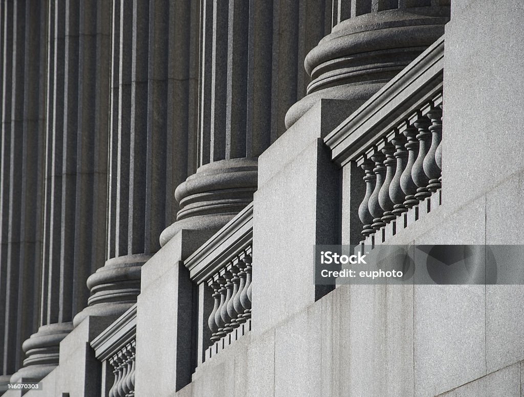 그레이 콜로네이드 원근 - 로열티 프리 기둥-건축적 특징 스톡 사진