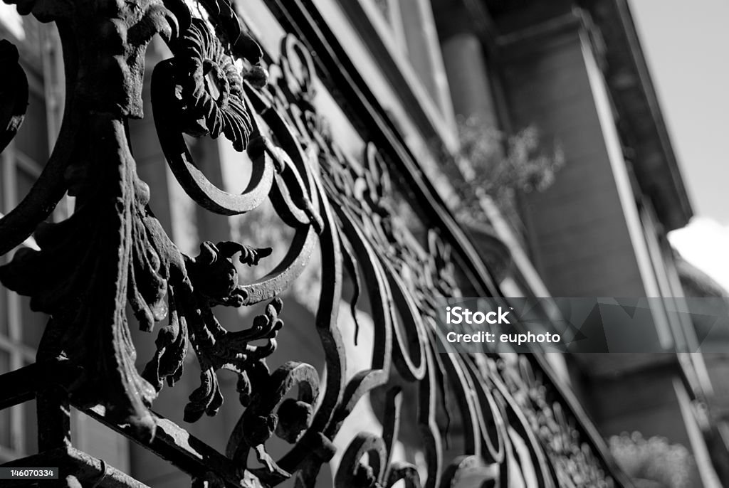 Железный цветок балконом - Стоковые фото Балкон роялти-фри