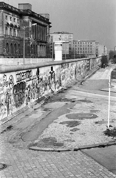 berliner mauer - east germany berlin germany graffiti wall foto e immagini stock