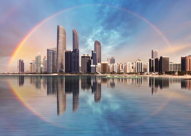 tęcza nad panoramą abu dhabi z odbiciem w morzu, zjednoczone emiraty arabskie - panorama - rainbow harbor zdjęcia i obrazy z banku zdjęć