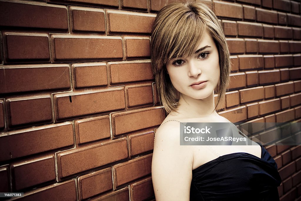 Bella donna sul muro - Foto stock royalty-free di Adolescenza