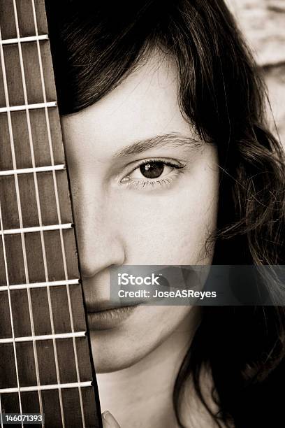 Frau Hinter Gitarre Gitarrenhals Stockfoto und mehr Bilder von Attraktive Frau - Attraktive Frau, Auge, Ausrüstung und Geräte