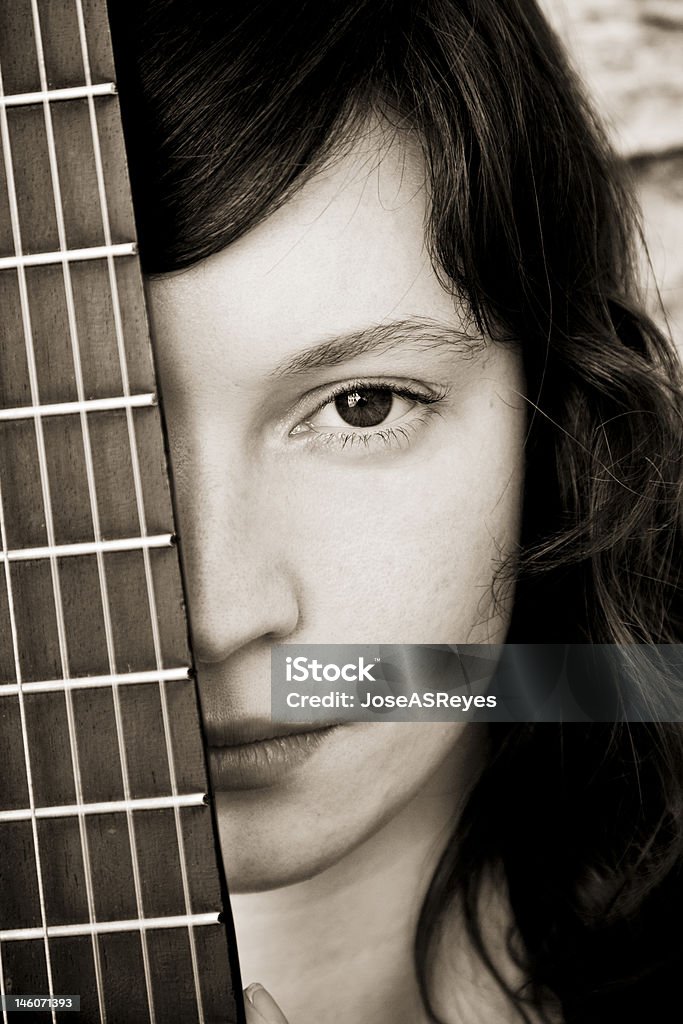 Mujer detrás de guitarra diapasón - Foto de stock de 20 a 29 años libre de derechos