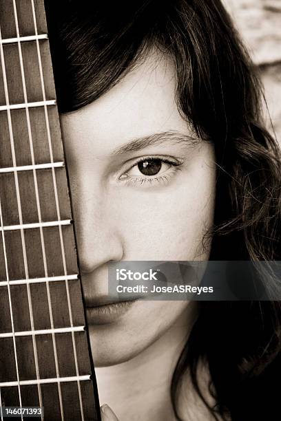 Mujer Detrás De Guitarra Diapasón Foto de stock y más banco de imágenes de 20 a 29 años - 20 a 29 años, Actitud, Adolescencia