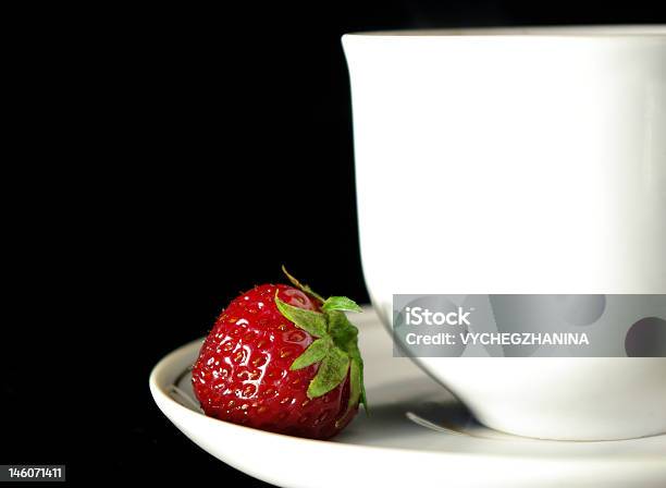 Xícara De Café E Morango - Fotografias de stock e mais imagens de Bebida - Bebida, Café - Bebida, Chocolate