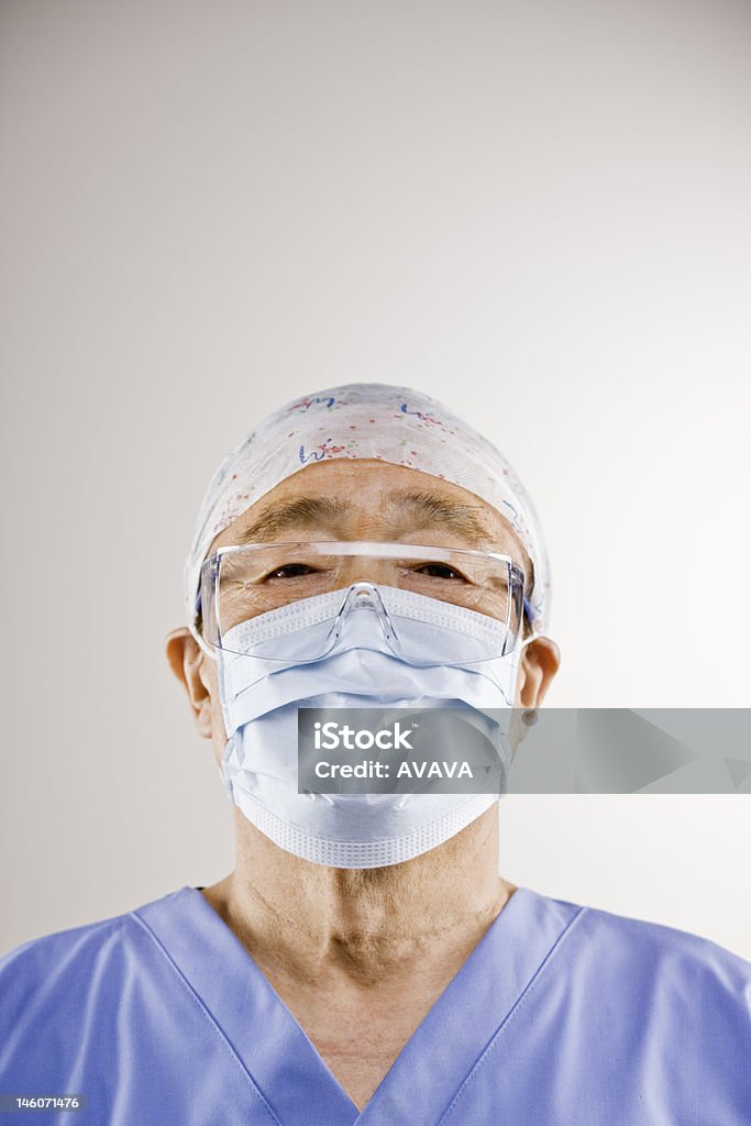 Medico Senior nel tappo chirurgica e maschera - Foto stock royalty-free di Chirurgo
