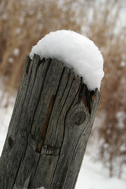 Coberto de Neve vedação pós - fotografia de stock
