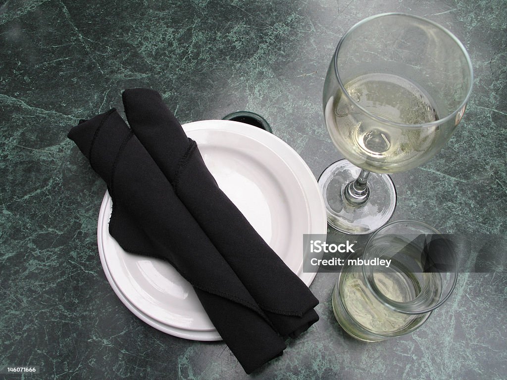 Vino blanco en un vestido de mesa - Foto de stock de Aperitivo - Plato de comida libre de derechos