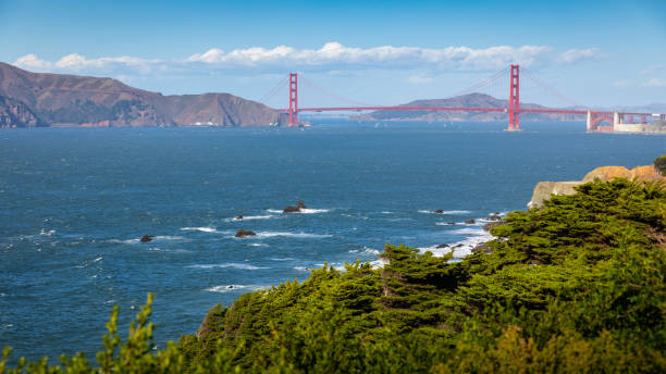 ベイカービーチから海の地平線に架かるゴールデンゲートブリッジ。 - baker beach ストックフォトと画像