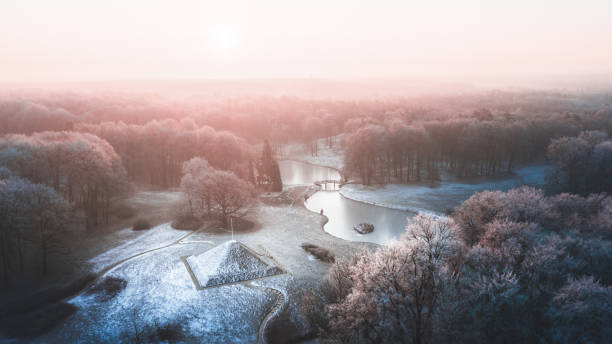 widok z lotu ptaka na park branitz z piramidą i jeziorem w okresie zimowym w cottbus, niemcy - cottbus zdjęcia i obrazy z banku zdjęć