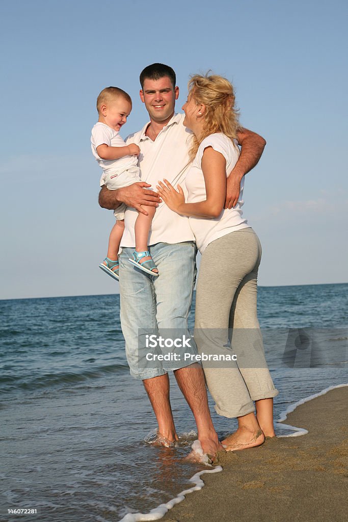 FAMIGLIA FELICE in spiaggia - Foto stock royalty-free di 4-5 anni