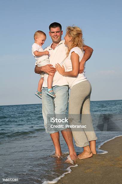 Foto de Família Feliz Na Praia e mais fotos de stock de 30 Anos - 30 Anos, 4-5 Anos, Adulto