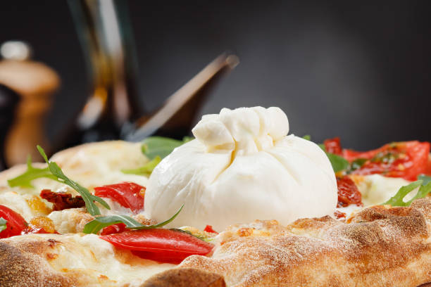 pizza gastronomique avec fromage buratta, poivrons rouges doux, fromage et feuilles de roquette. - buratta photos et images de collection