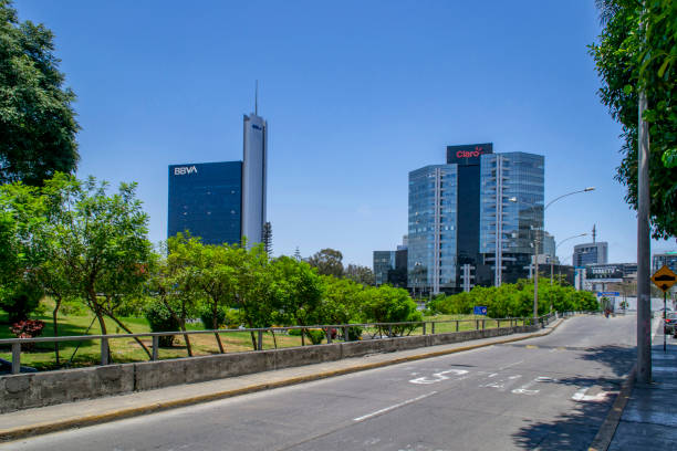 immeuble de bureaux d’affaires à san isidro pérou. - glass architecture prosperity business photos et images de collection