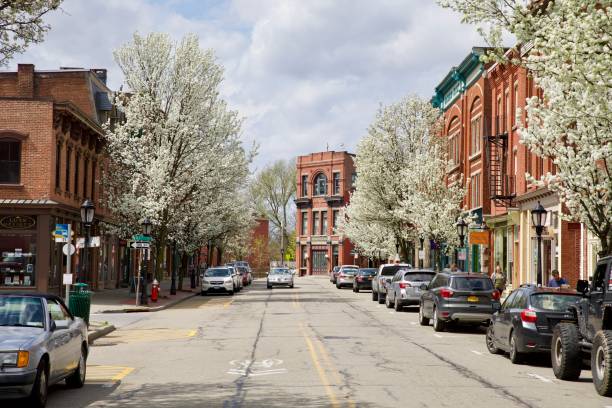 road surrounded by buildings in beacon - beacon imagens e fotografias de stock