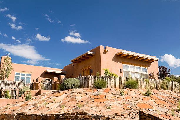 de estilo misión adobe casa suburbana de santa fe, nuevo méxico, palisade valla - lucha contra la erosión fotografías e imágenes de stock