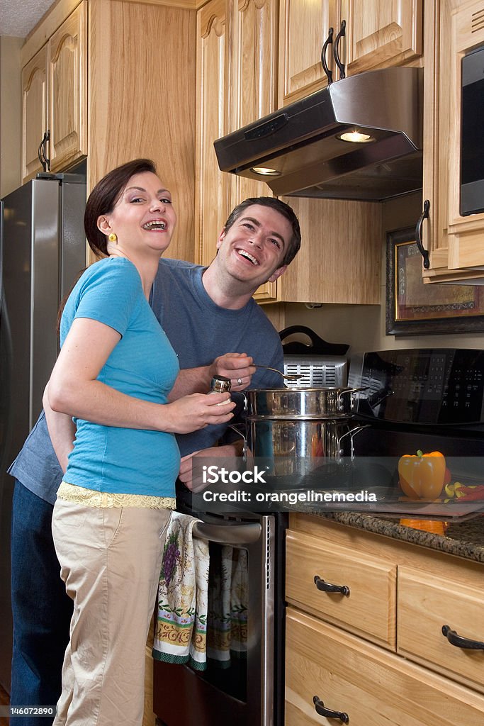 魅力的なカップルの笑い-垂直 - 2人のロイヤリティフリーストックフォト