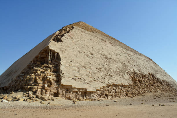 la pirámide doblada del rey sneferu, un ejemplo único del desarrollo piramidal temprano en egipto ubicado en la ciudad de dahshur badrashin badrshein, hecha de piedra caliza antigua, altura 104 metros, base 189 metros - giza pyramids egypt north africa africa fotografías e imágenes de stock