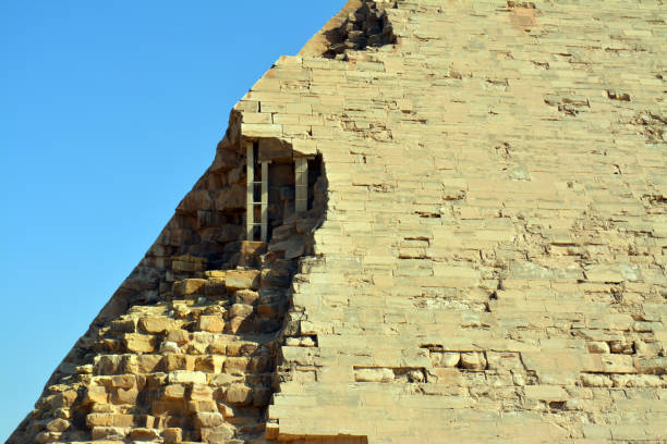 la pirámide doblada del rey sneferu, un ejemplo único del desarrollo piramidal temprano en egipto ubicado en la ciudad de dahshur badrashin badrshein, hecha de piedra caliza antigua, altura 104 metros, base 189 metros - giza pyramids egypt north africa africa fotografías e imágenes de stock