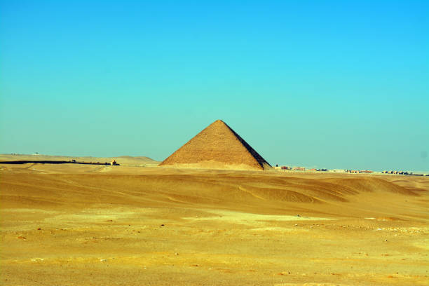 la pirámide norte roja de dahshur del rey sneferu, llamada así por el tono rojizo oxidado de sus piedras calizas rojas, también llamada pirámide de murciélagos, contiene cámaras funerarias, vintage retro antiguo egipto - giza pyramids egypt north africa africa fotografías e imágenes de stock