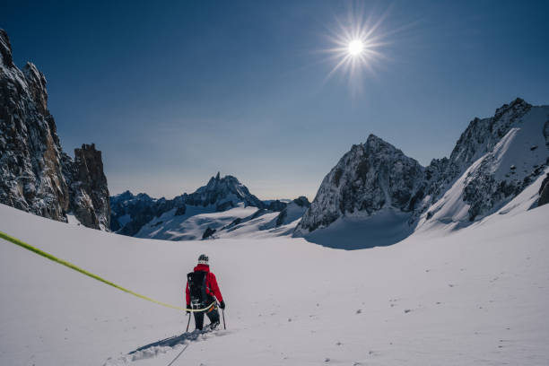 alpinista o escalador en un glaciar en el paisaje alpino de montaña de chamonix, francia. - chamonix fotografías e imágenes de stock