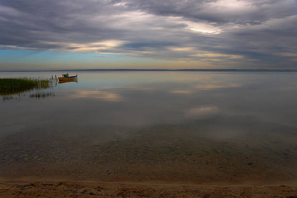 Tôt le matin sur un lac tranquille - Photo