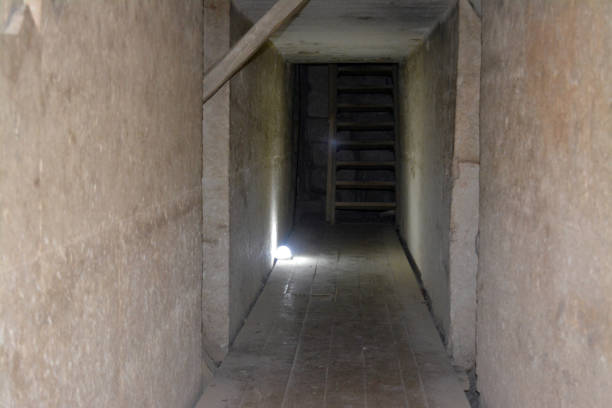 detalles de los pasajes interiores de la pirámide doblada del rey sneferu, un ejemplo único del desarrollo de pirámides tempranas en egipto, loco de piedra caliza antigua - giza pyramids egypt north africa africa fotografías e imágenes de stock