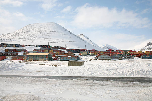 longyear miasto w svalbard, norwegia - svalbard islands zdjęcia i obrazy z banku zdjęć