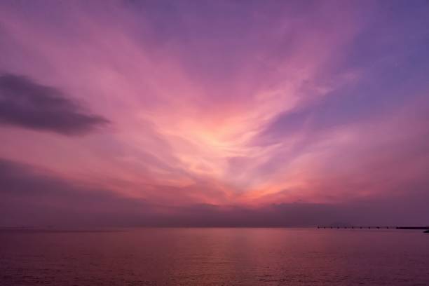 magische stunde sonnenuntergang über dem meer - magic hour stock-fotos und bilder