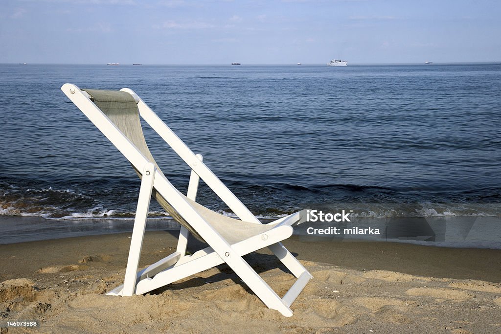 Branco espreguiçadeira na praia - Foto de stock de Areia royalty-free