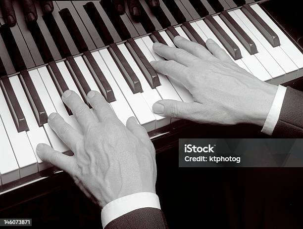 Fotos De Stock De Manos Tocando Piano Foto de stock y más banco de imágenes de Actuación - Espectáculo - Actuación - Espectáculo, Actuación - Representación, Adulto