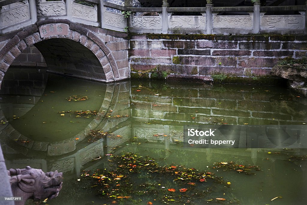 Old Stone Bridge reflejos templo Chengdu Sichuan China - Foto de stock de Agua libre de derechos