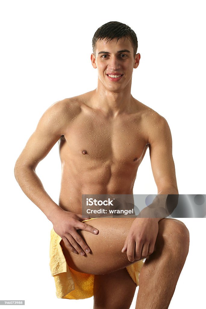 Wet musculaire homme enveloppé dans une serviette - Photo de Enveloppé dans une serviette de bain libre de droits