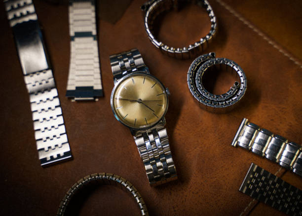 винтажные автоматические часы швейцарского производства на коричневом кожаном фоне - calendar date pattern dial luxury стоковые фото и изображения