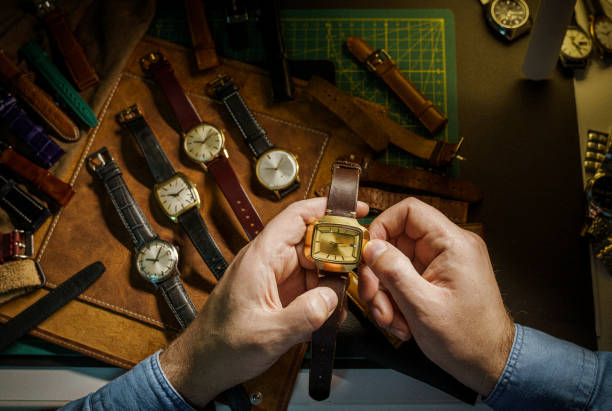 il collezionista di orologi sta regolando l'orologio meccanico nel suo laboratorio - watch strap foto e immagini stock