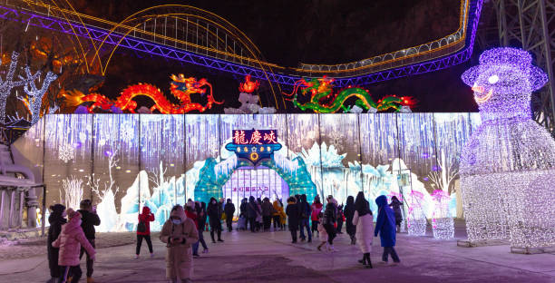 durante o festival da primavera, os turistas visitam a exposição de esculturas de gelo realizada em longqing gorge, yanqing, pequim - ice carving sculpture chisel - fotografias e filmes do acervo