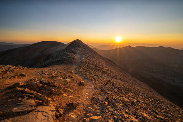 미국 콜로라도 주 중부의 록키 산맥의 모기 산맥 위로 일몰 속으로 들어가기 - mountain peak long colorado mountain 뉴스 사진 이미지