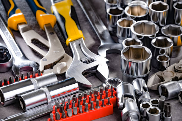 композиция с различными металлическими инструментами - construction equipment hand tool industry стоковые фото и изображения