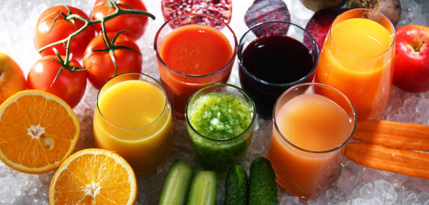 óculos com legumes orgânicos frescos e sucos de frutas - dieting juice carrot tomato - fotografias e filmes do acervo