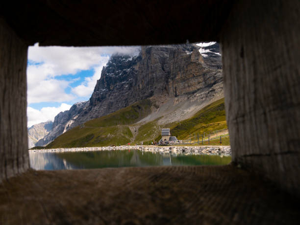 木造小屋からのスイスのアイガー山の美しい景色 - european alps europe high up lake ストックフォトと画像