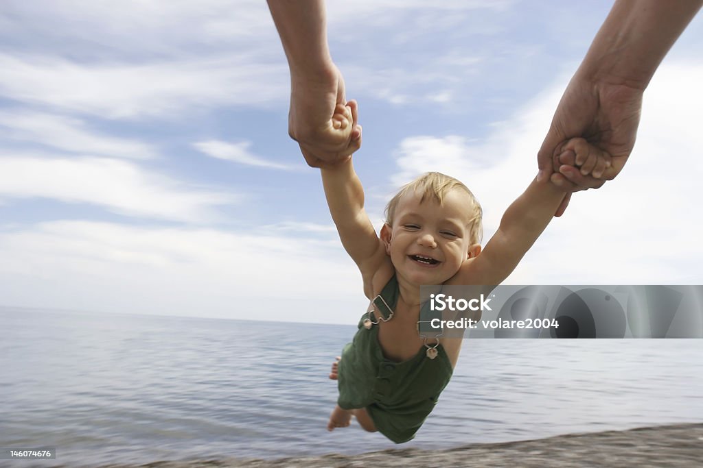 Latające dziecko na tle nieba - Zbiór zdjęć royalty-free (12-17 miesięcy)