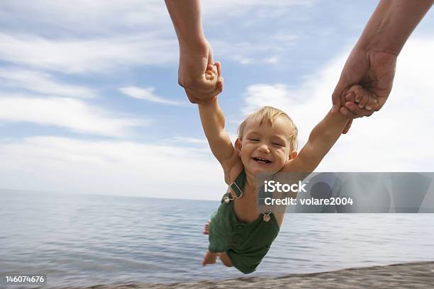 Voar Bebê No Céu De Fundo - Fotografias de stock e mais imagens de 12-15 Meses - 12-15 Meses, Alegria, Ao Ar Livre