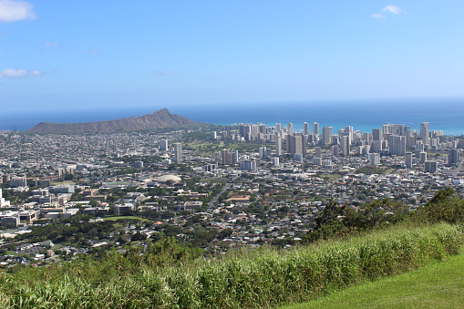 Tantalus lookout, Puu Ualakaa State park in Hawaii. View on mountain, ocean and skyline.